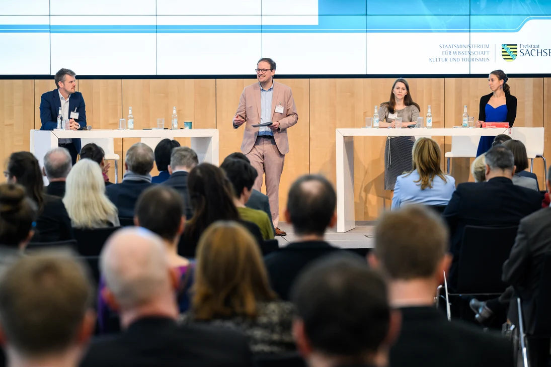 Finalisten im Ideenwettbewerb »Science on Stage«: vlnr: Prof. Dr. Jens Krzywinski, TU Dresden, Dr. Robert Peters, VDI/VDE Innovation + Technik GmbH, Dr. Jana Tittmann-Otto, Fraunhofer-Institut für Werkzeugmaschinen und Umformtechnik IWU, Dr. Doreen Pretz