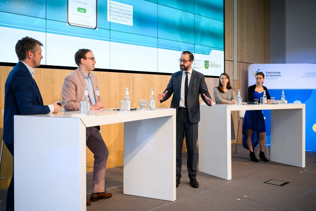 Finalisten im Ideenwettbewerb »Science on Stage«: vlnr: Prof. Dr. Jens Krzywinski, TU Dresden; Dr. Robert Peters, VDI/VDE Innovation + Technik GmbH, StM Gemkow, Dr. Jana Tittmann-Otto, Fraunhofer-Institut für Werkzeugmaschinen und Umformtechnik IWU, Dr. 