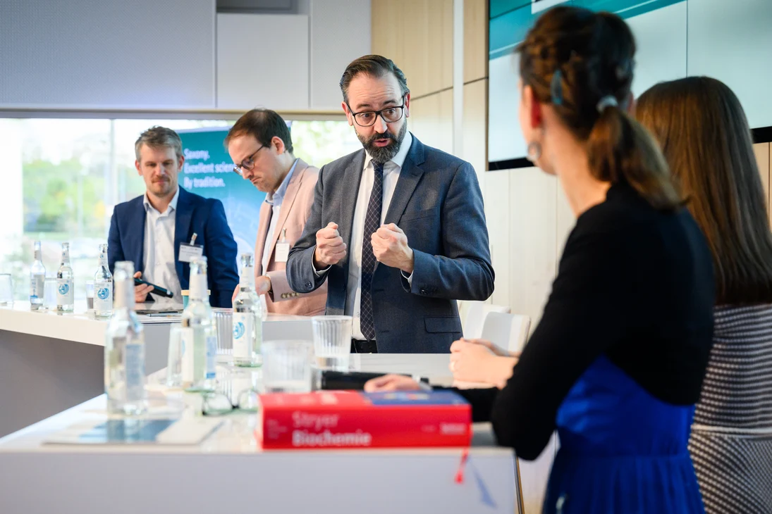 : Finalisten im Ideenwettbewerb »Science on Stage«: vlnr: Prof. Dr. Jens Krzywinski, TU Dresden; Dr. Robert Peters, VDI/VDE Innovation + Technik GmbH, StM Gemkow, Dr. Jana Tittmann-Otto, Fraunhofer-Institut für Werkzeugmaschinen und Umformtechnik IWU, Dr