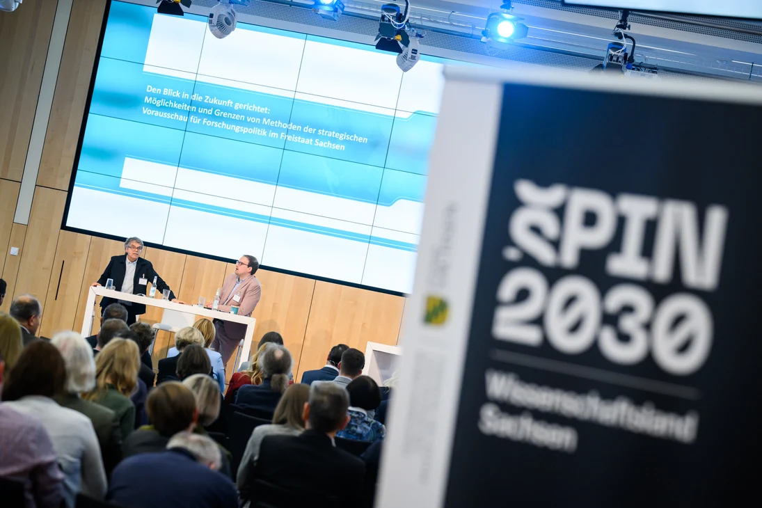 Abschlusskonferenz zum Weißbuch-Prozess - Blick auf das Podium