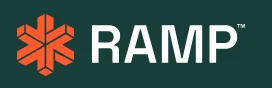Hier ist eine passende Alternative Bildbeschreibung: RAMP-Logo in Weiß und Orange auf dunkelgrünem Hintergrund. Links ein stilisiertes, sechseckiges Symbol, rechts der Schriftzug „RAMP“