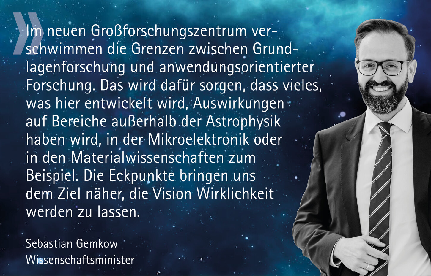 s/w-Foto von Wissenschaftminister Gemkow mit einem Zitat, das in der verlinkten Pressemitteilung vollständig wiedergegeben wird. Es beginnt mit den Worten: Im neuen Großforschungszentrum verschwimmen die Grenzen zwischen Grundlagenforschung und anwendungs