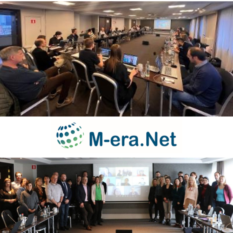 Zwei Fotos sind zu sehen. Das obere Foto zeigt einen Konferenzraum mit ca. 40 Personen. Sie sitzen am Konferenztisch und schauen einer Präsentation zu, die auf der Leinwand gezeigt wird. Das untere Foto ist ein Gruppenbild dieser Personen vor der Leinwand